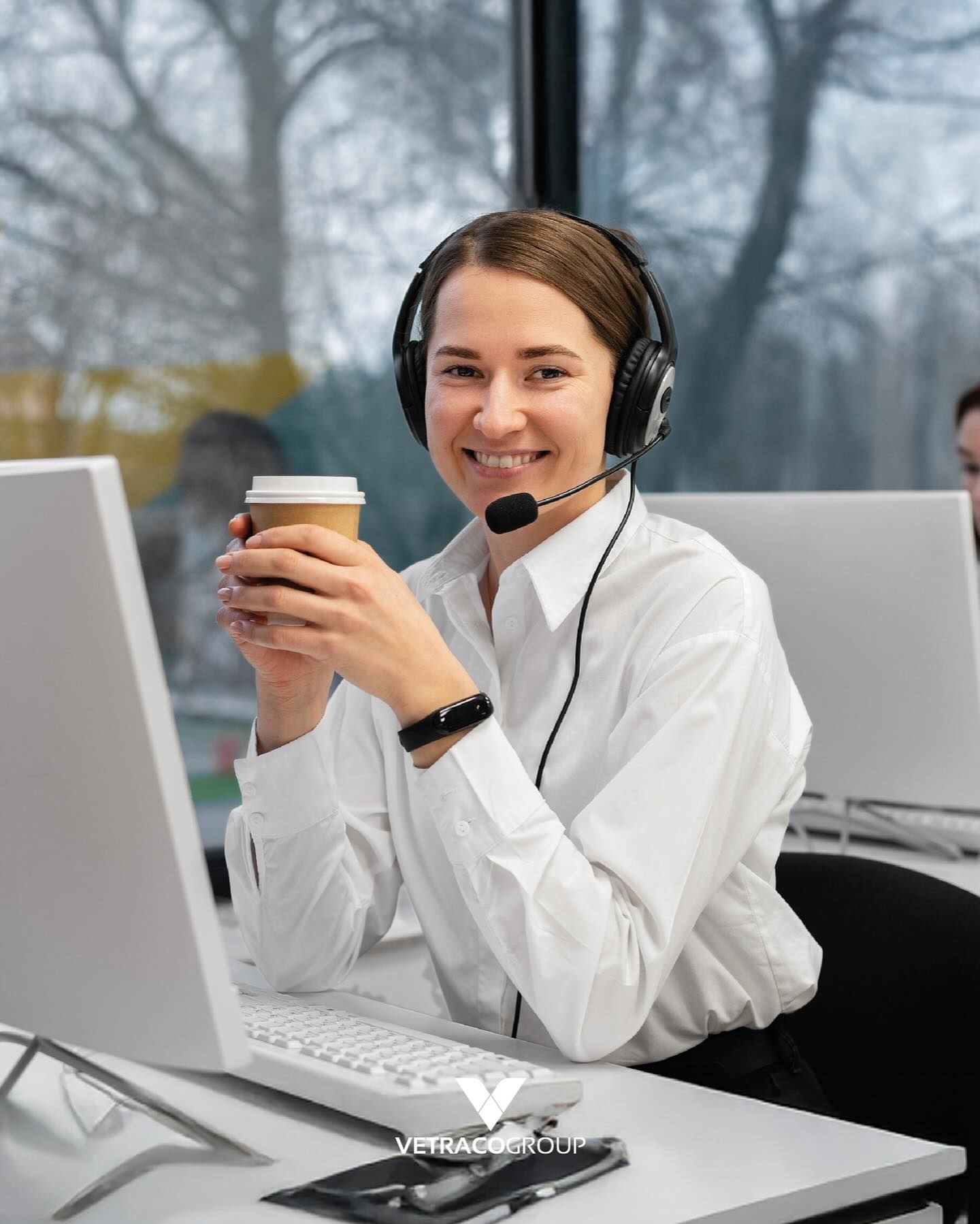 Vetraco çalışanı elinde kahve ile bakıyor